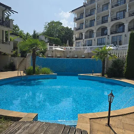 Almi - The Cliff Obzor